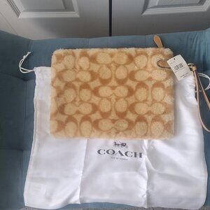 Coach Charter Pouch in Signature Shearling in neutral CC157